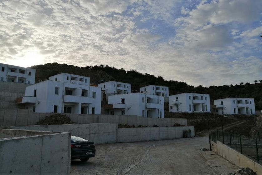 Bilirkişi raporu: Foça Belediyesi olmayan yapılara “yapı ruhsatı” verdi