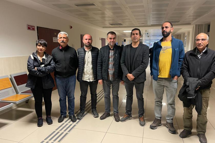 18 gazetecinin yargılandığı dava ertelendi: "Özgür basının sesi bastırılmak isteniyor"
