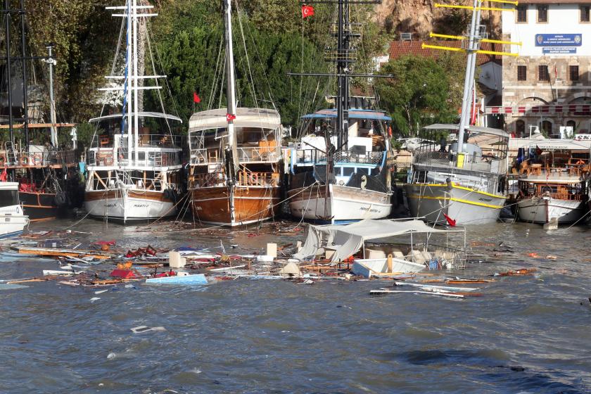 Antalya'da şiddetli yağış ve fırtına: Ev ve işyerlerini su bastı, tekneler battı, ağaçlar devrildi