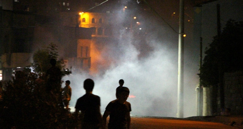 Sınırdaki hendekleri protesto eden gençlere polis saldırısı