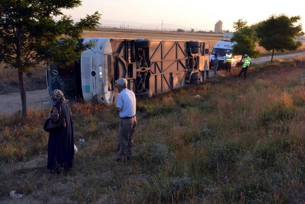 Niğde'de yolcu otobüsü devrildi: 25 yaralı