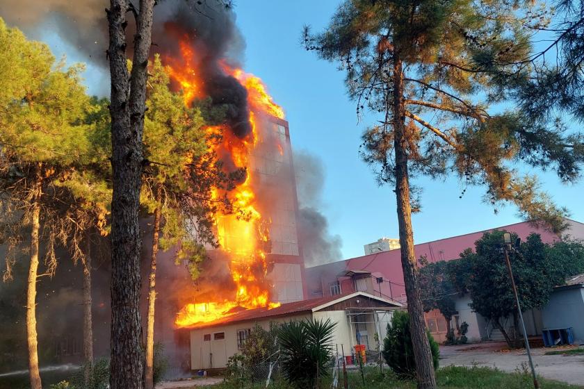 Eski Adana Devlet Hastanesinde yangın çıktı: İçeride mahsur kalan 2 işçi kurtarıldı
