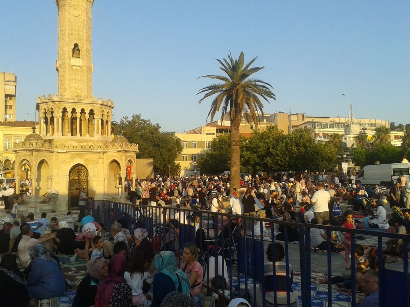 Polis kordonunda iftar yemeği