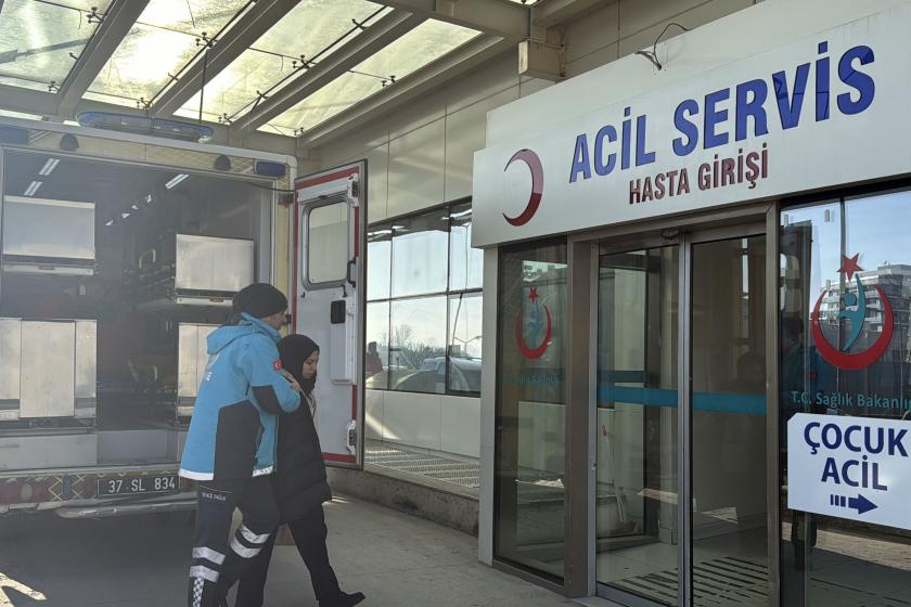 Kastamonu'da KYK yurdunda zehirlenen öğrenci hastaneye kaldırılırken