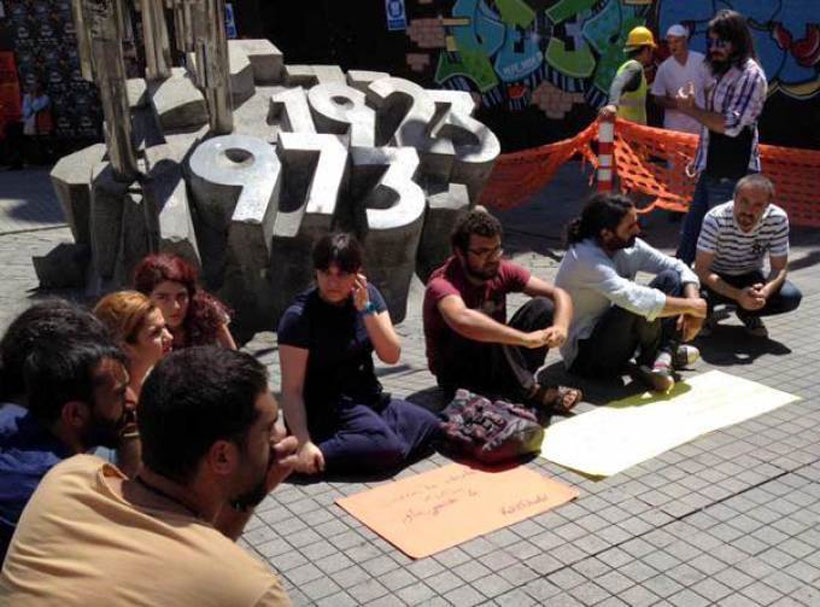 Galatasaray Meydanı'nda Suruç katliamını protesto için oturma eylemi