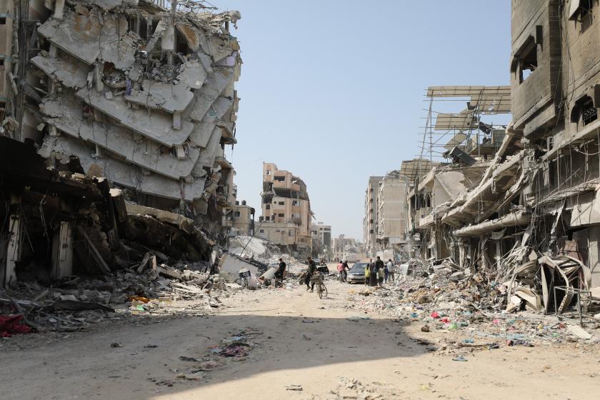 Gazze'de enkaza dönen binaların bulunduğu bir cadde