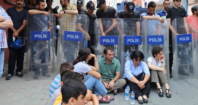 Bağcılar'da öldürülen Günay Özarslan'ın evinin önünde oturma eylemi