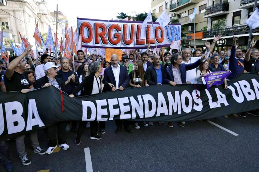 Arjantin’de üniversite öğrencileri, akademisyenler ve işçi sendikaları kamu eğitimine bütçe ayrılması talebiyle yürüyüş düzenledi