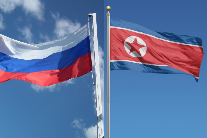 Rusya bayrağı ve Kuzey Kore bayrağı 