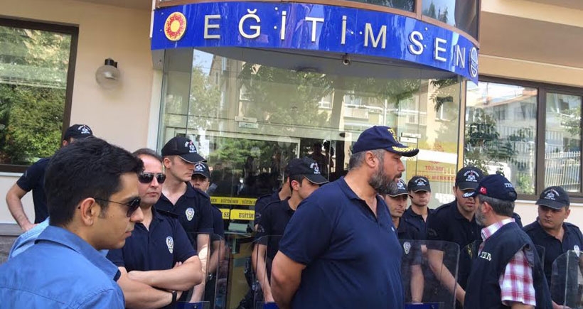 KESK: Eğitim Sen'e baskın demokrasiye darbedir