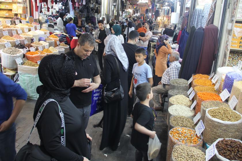 Urfa'da çarşıda alışveriş yapan yurttaşlar