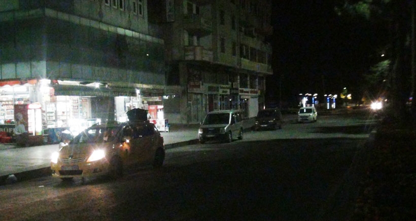 Tatvan'da polis lojmanlarına roketatarlı saldırı