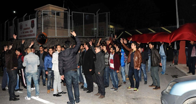 Irkçı saldırıyı yapanların tutuklanmasına tepki