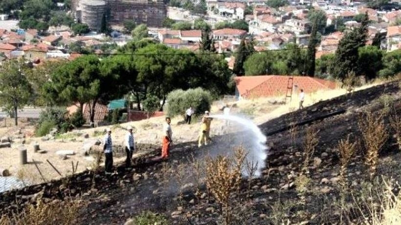 Bergama Antik Kenti'nde yangın çıktı