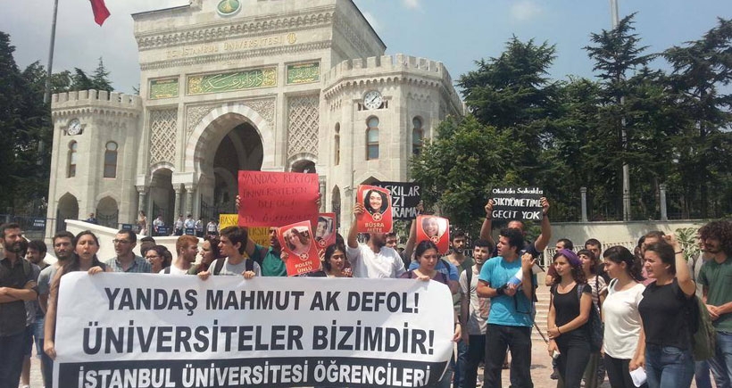 İstanbul Üniversitesi öğrencileri, rektörü protesto etti