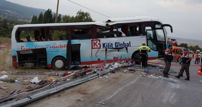 Yolda kayan tur otobüsü devrildi: 4 turist öldü, 38 yaralı