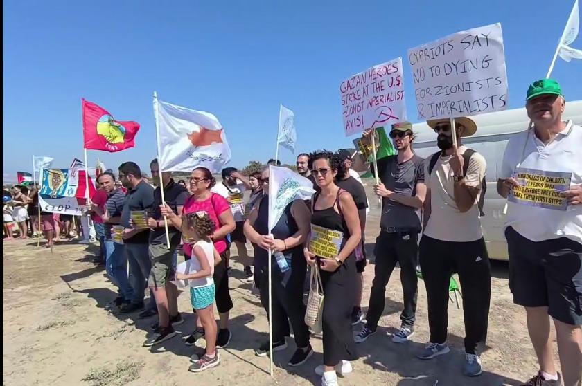 Kıbrıs’taki İngiliz üssünde İsrail saldırılarına destek protesto edildi