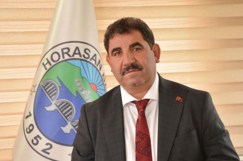 AKP'ye geçen Horasan Belediye Başkanı 12 akrabasını işe aldı