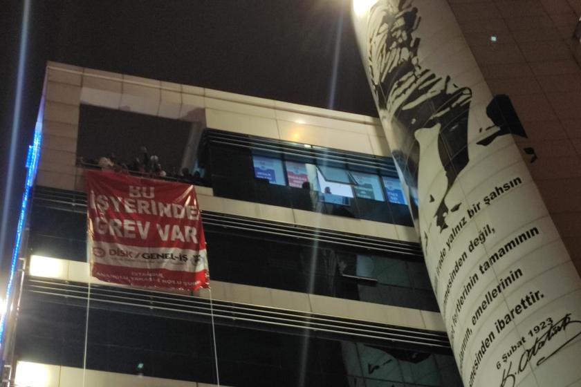işçiler Kartal belediyesi binası grev pankartı astı