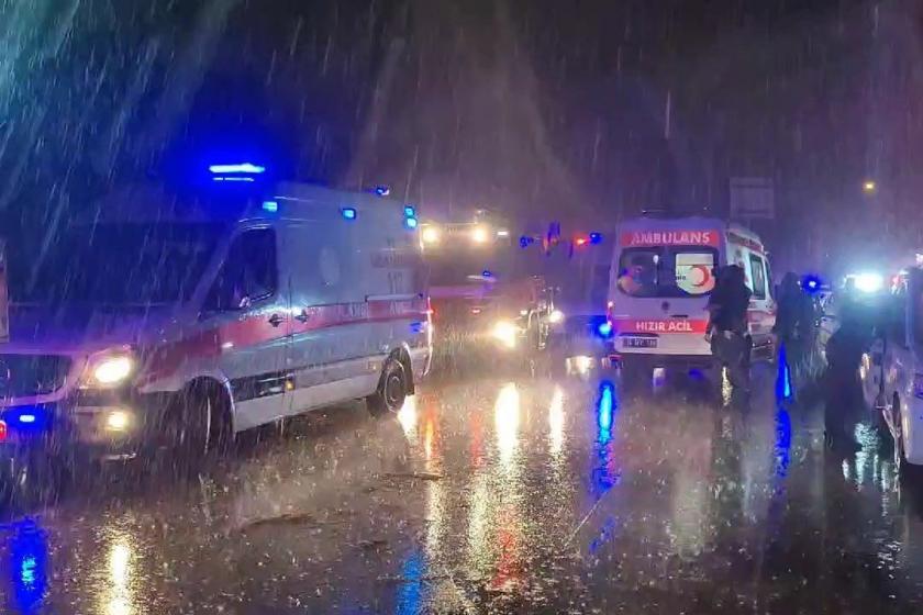 Bayrampaşa'da yolcu otobüsü devrildi: 2 ölü, 1'i ağır 15 yaralı