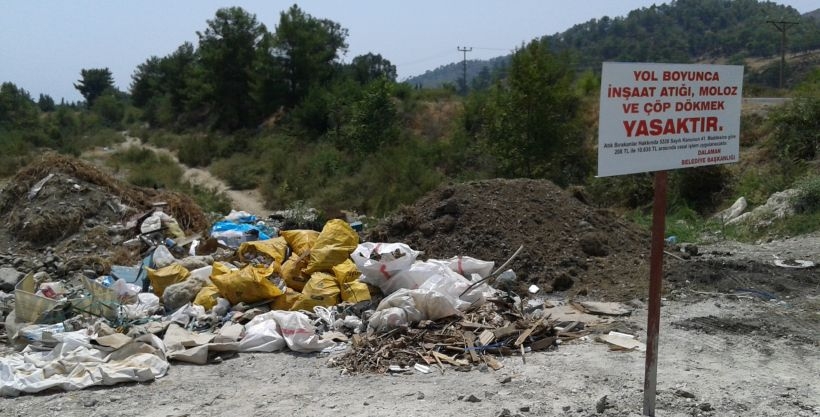 Belediye kirlettiği yere uyarı levhası astı