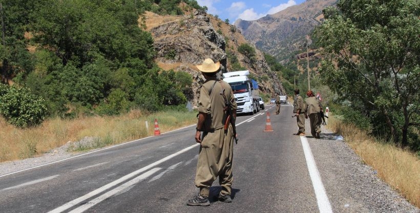 HPG'liler Dersim'de Pülümür yolunu trafiğe kapattı