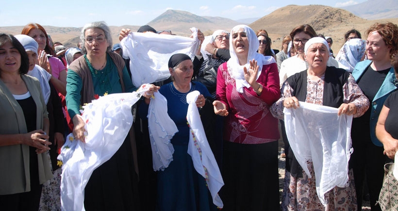 Silah sesleri arasında kadınların barış çığlığı