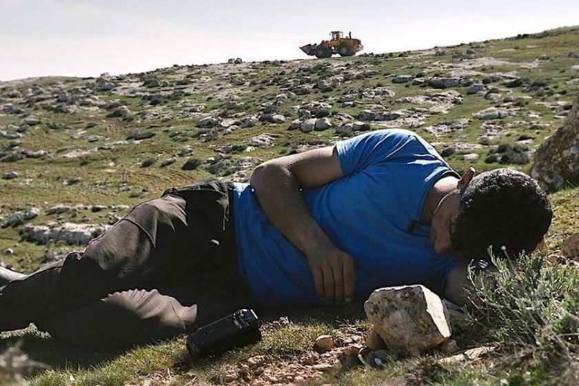 Oscar ödüllü Filistinli yönetmene önce İsrailli yerleşimciler saldırdı sonra askerler götürdü!