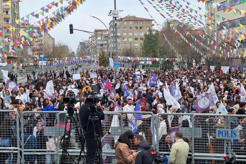 Diyarbakır’da 8 Mart: Binlerce kadın İstasyon Meydanı’nda toplandı