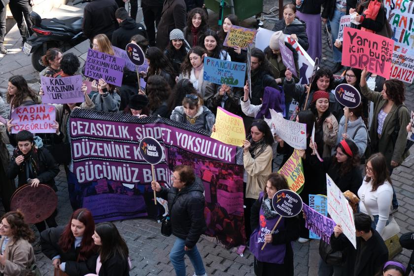 İstanbul'da binlerce kadın 8 Mart'ta Kadıköy'de buluştu | Kadınlar yürüyüşle alana geçiyor