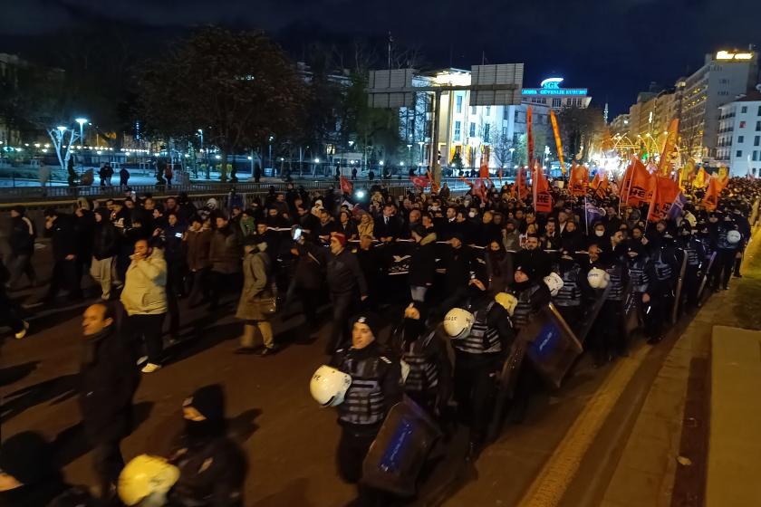 Ankara'da gözaltı operasyonlarını protesto eden kitle, eski Meclis binasına yürüyor