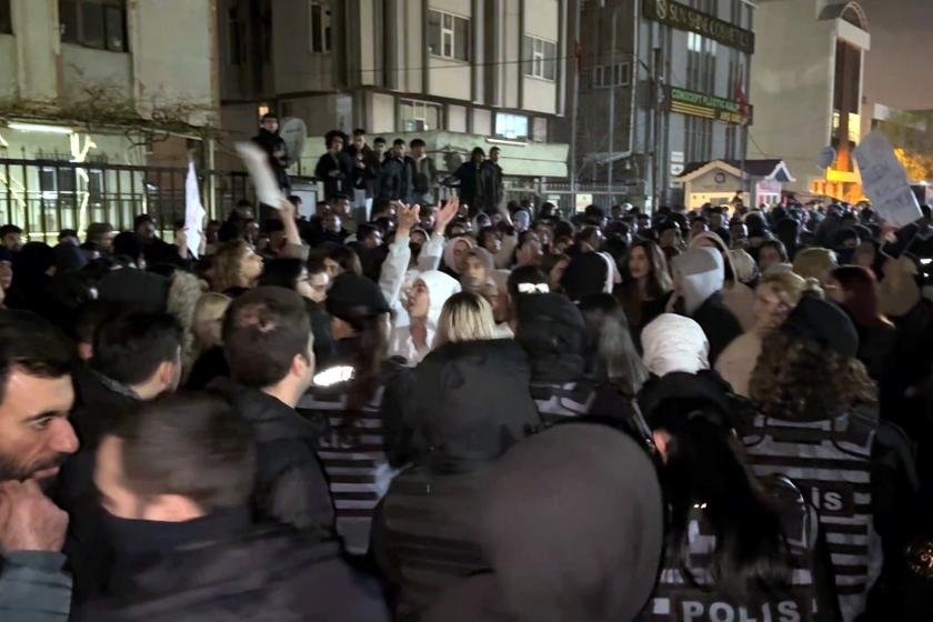 Görevliyim dedi, kız yurduna girdi: Avcılar'daki yurtta öğrenciler yönetimi protesto etti