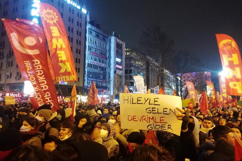 Ankara'da binlerce kişi hükümete istifa çağrısı yaptı