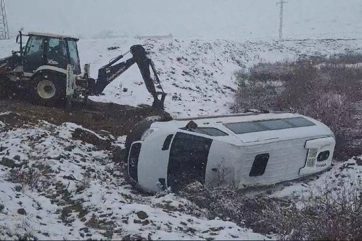 Bingöl’de işçileri taşıyan minibüs devrildi: 9 yaralı