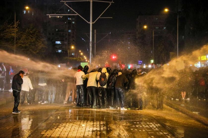 Akdeniz Üniversitesi önünde polis müdahalesi: 25 gözaltı