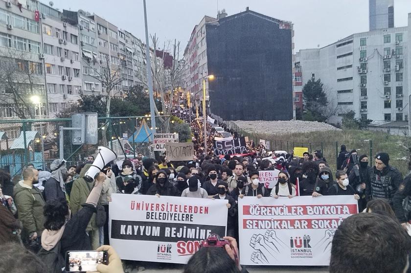 Boykot kampüslerden taştı: Binlerce öğrenci Şişli Belediyesi'ne yürüyor