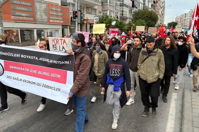 Balçova'dan yürüyen üniversite öğrencileri:  Sendika koltuklarına yapışıp kalanlara sesleniyoruz, genel grev çağrısı yapacaksınız