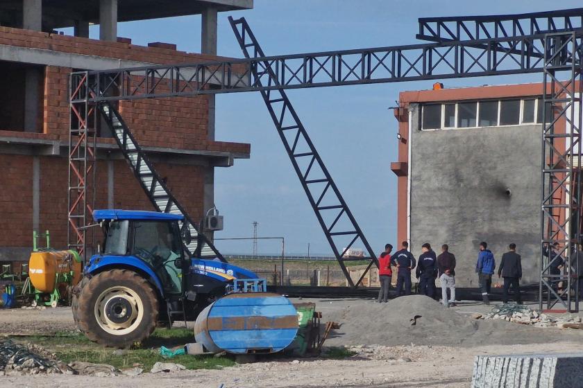 Atölyenin yapım aşamasındaki çatısı çöktü: 1'i ağır, 4 işçi yaralandı