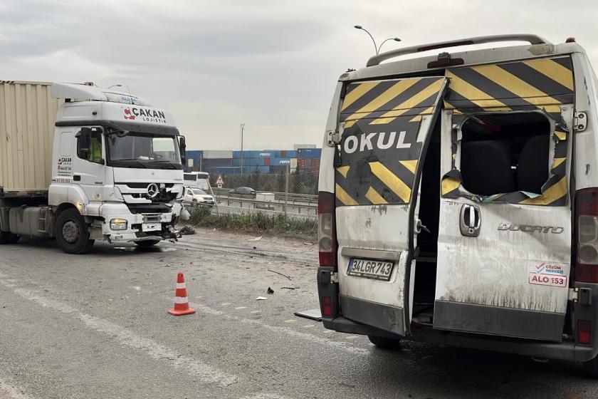 Gebze’de işçileri taşıyan servis minibüsü ile tırla çarpıştı: 7’si işçi 8 kişi yaralandı
