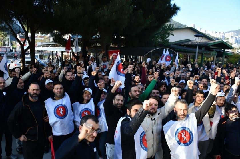 Yönetim görüşme talep etti: DEÜ Hastanesi işçileri eylemlerine ara verdi
