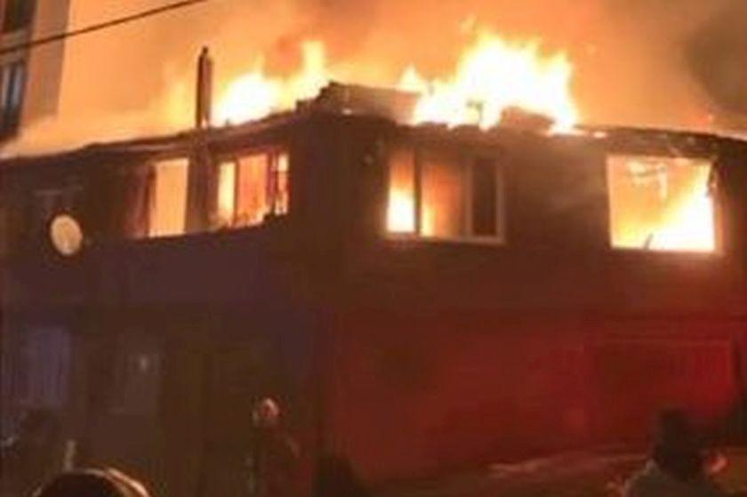 Gaziosmanpaşa'da, metruk evde çıkan yangın yandaki binaya sıçradı: "Bu beşinci yanışı"