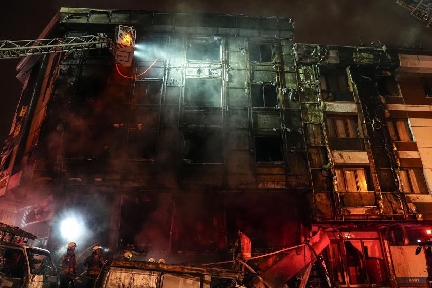 İstanbul'da 4 katlı iş merkezinde yangın: 6 iş yeri kullanılamaz hale geldi