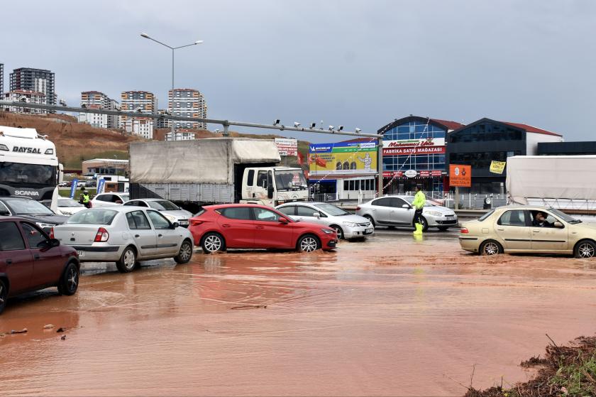 Kırıkkale'de sağanak nedeniyle dereler taştı, ev ve iş yerlerini su bastı