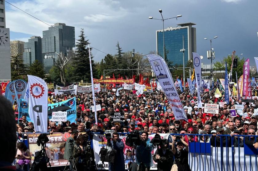 Aynı talepler, farklı meydanlar