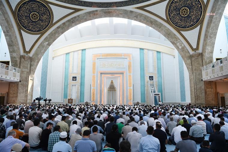 Diyanet’in Cuma hutbesinden: "Bir erkek ve bir kadının baş başa kalması haramdır"