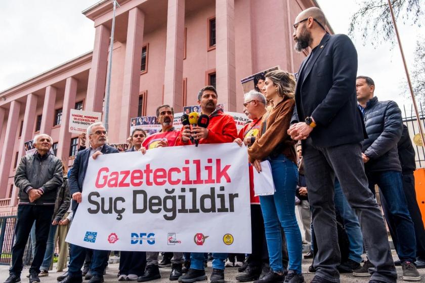 Adalet Bakanlığı önünden çağrı: "Gazetecilik suç değildir"