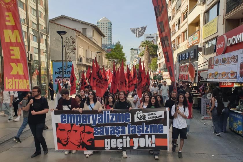 İzmir Emek Gençliği Denizleri andı: "Gençliğin yeri işçi sınıfının safıdır"