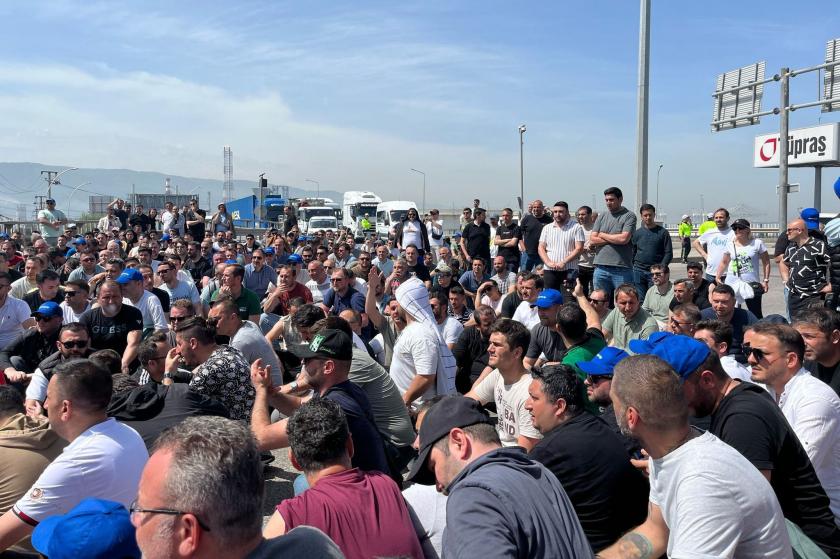 İşçiler "Şimşek programı" zammına karşı eyleme geçti: TÜPRAŞ işçileri sefalet zammına karşı yürüyor