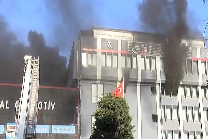 Bağcılar'da forma fabrikasında yangın çıktı