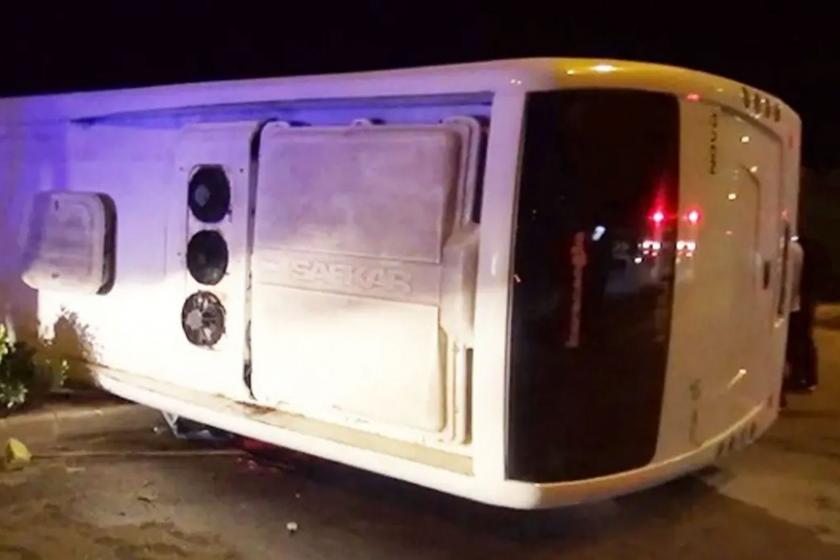 Otel çalışanlarını taşıyan servis devrildi, 3 kişi yaralandı
